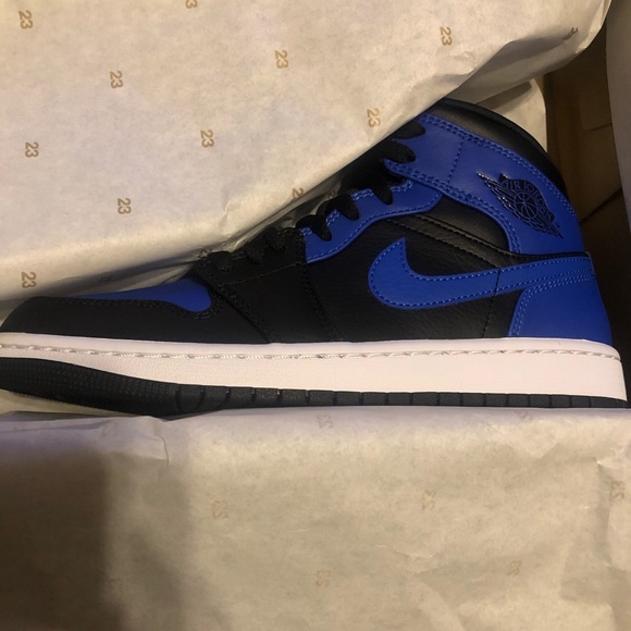 Air Jordan 1 Mid - Picture 2 of 5